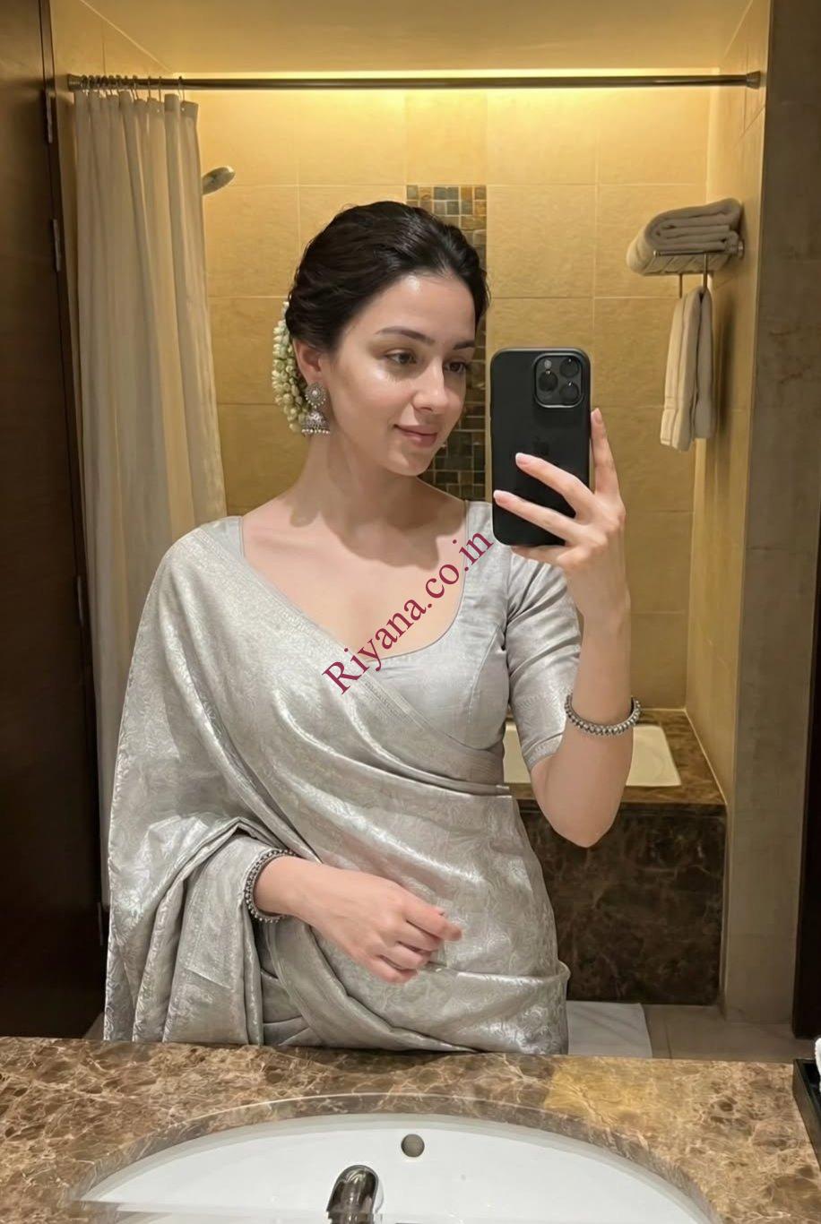 Call girls in Sector 29, Noida 9990233396 Escorts service